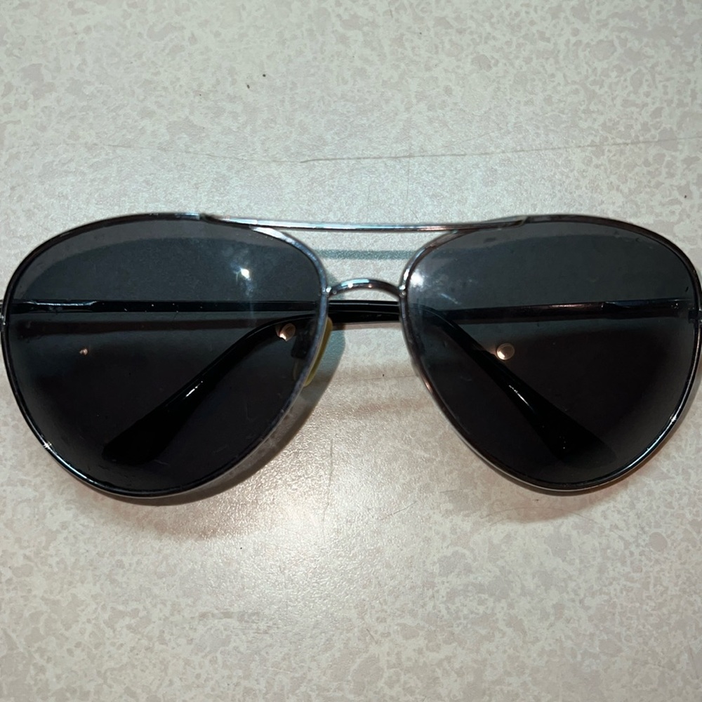 Polarized aviator style sunglasses